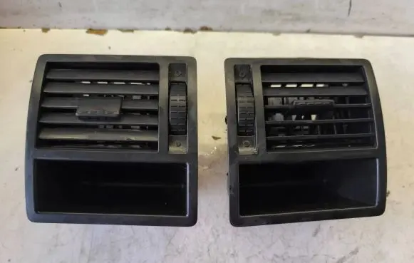 Volkswagen Transporter - Caravelle T5 Dashboard side air vent grill/cover trim 7H1819203A