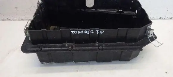 Volkswagen Touareg II Battery box tray 7P0801283