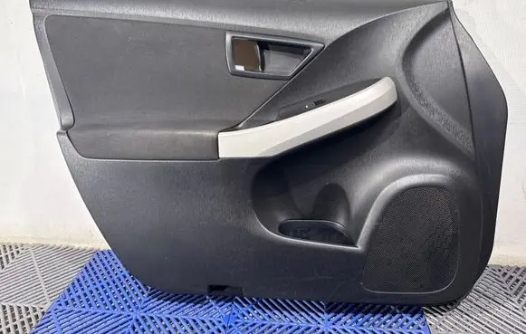 Toyota Prius (XW30) Front door card panel trim 67778