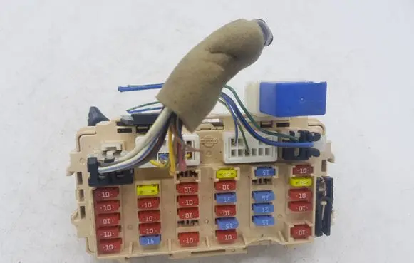 Nissan X-Trail T30 Fuse module A0654 EQ8