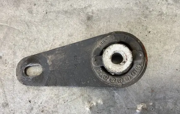 Peugeot 407 Engine mounting bracket 3605