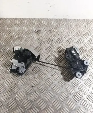 Volvo XC60 Loading door lock 32149882