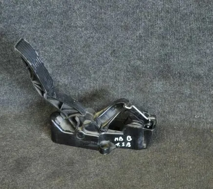 Mercedes-Benz B W245 Accelerator throttle pedal A1693001004