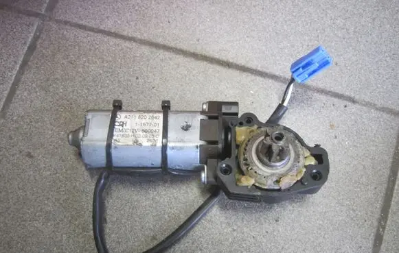 Mercedes-Benz E W211 Seat adjustment motor A2118202642