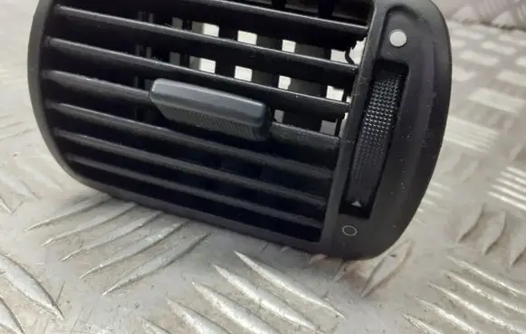 Seat Toledo II (1M) Dashboard air vent grill cover trim 8L0820901