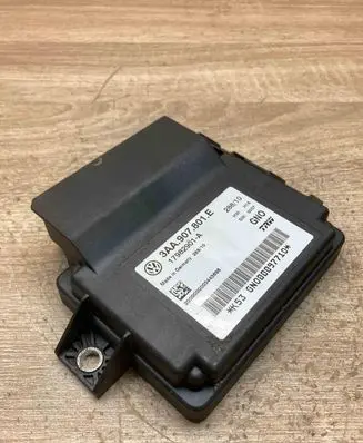 Volkswagen PASSAT B7 Hand brake control module 3AA907801E