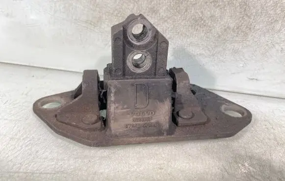 Volvo XC90 Engine mount bracket 8624757