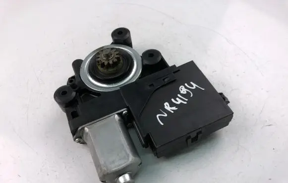 Volvo S40 Front door window regulator motor 979040100