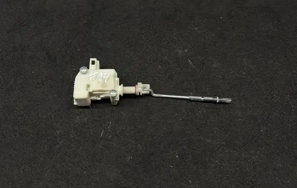 Volkswagen PASSAT B5.5 Central locking motor 3B0818773B 3B0959782