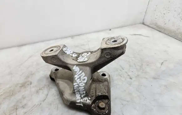 Honda CR-V Engine mounting bracket ZHF6