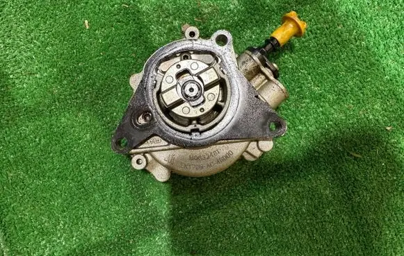 Opel Grandland X Vacuum pump M0033481