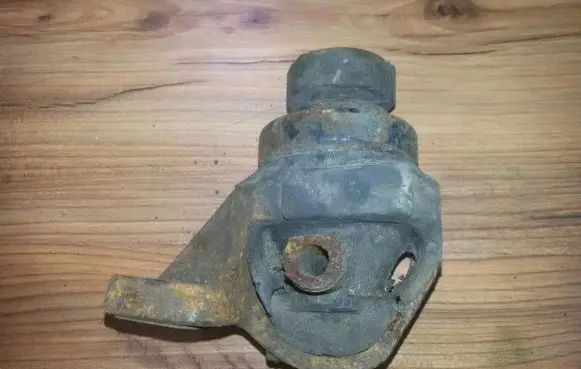 Mazda 626 Engine mount bracket
