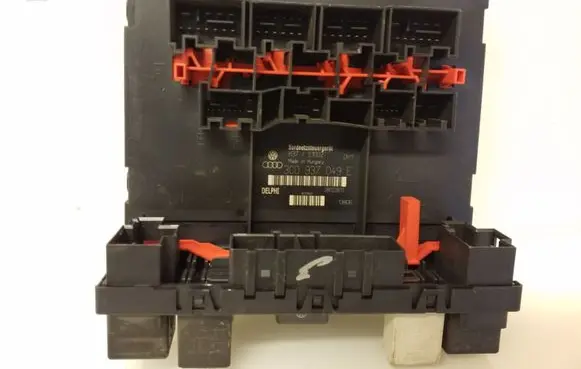 Volkswagen Touran I Fuse module 3C0937049E