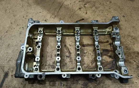 Toyota Auris E180 Rocker cam cover 1110337021