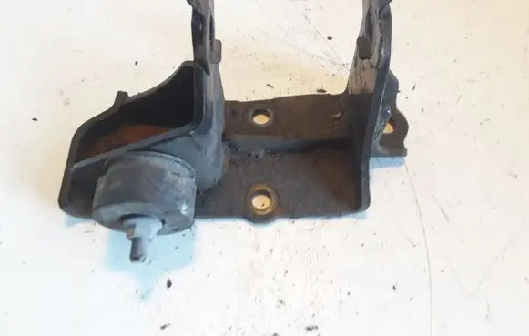Toyota Avensis T250 Engine mounting bracket