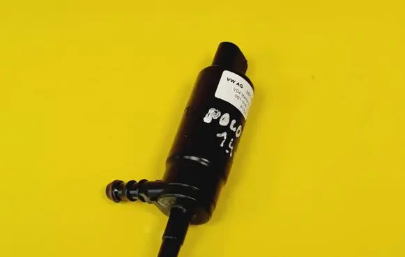 Volkswagen Polo IV 9N3 Headlight washer pump 3B7955681