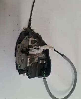 BMW X3 E83 Front door lock 7167065