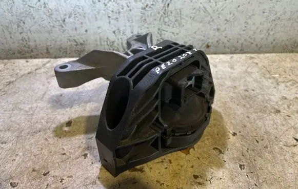 Engine mount bracket