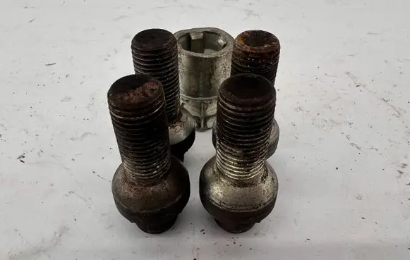 Audi A6 S6 C6 4F Anti-theft wheel nuts and lock 