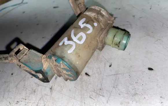 Nissan X-Trail T30 Windscreen/windshield washer pump