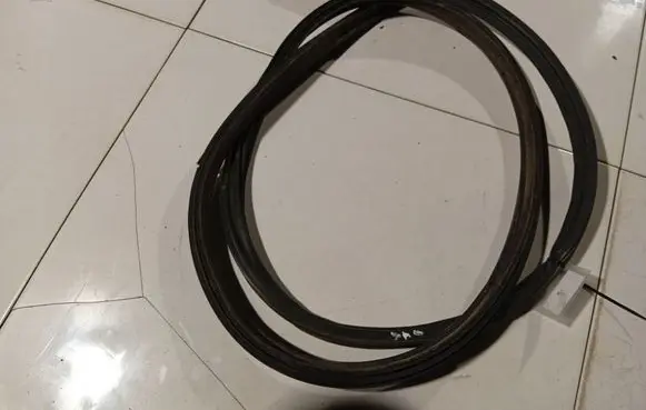 Suzuki Swift I Trunk rubber seal (body) 