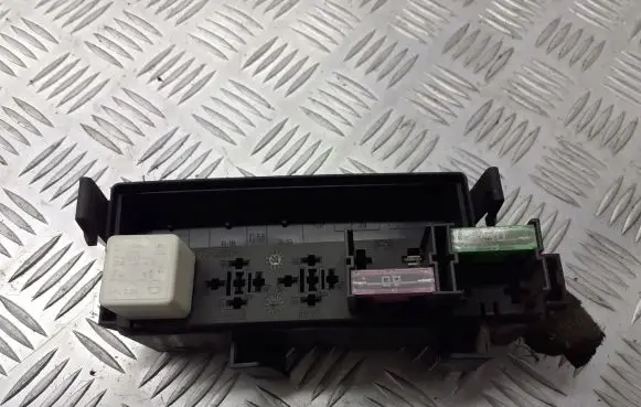 Opel Vectra C Relay mounting block BRAK