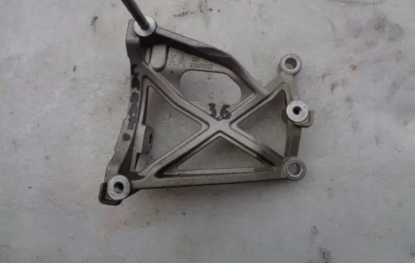 Chevrolet Camaro Generator/alternator bracket 92068682