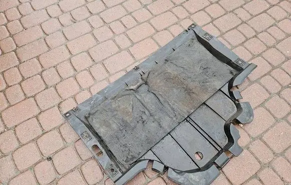 Opel Vivaro Engine splash shield/under tray 758901007R