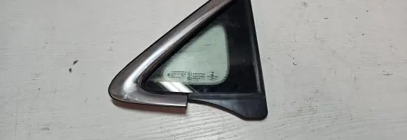 Chrysler Pacifica Front triangle window/glass 68227745AE