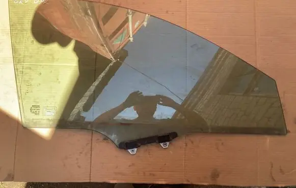 Honda CR-V Front door window glass four-door 43R00050 DOT24M62AS2