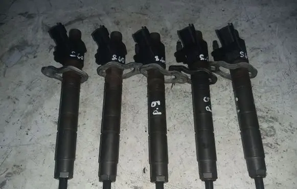 Volvo S60 Fuel injector 31303238