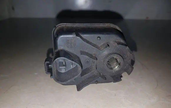 Mitsubishi Pajero Headlight level adjustment motor 3722132045