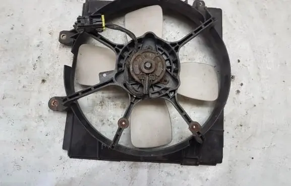 Mazda 323 F Radiator cooling fan shroud