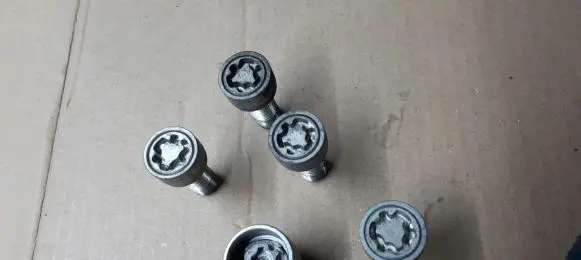Audi A4 S4 B9 8W Anti-theft wheel nuts and lock 