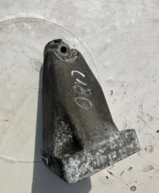 Mercedes-Benz C W204 Engine mounting bracket A2712212304