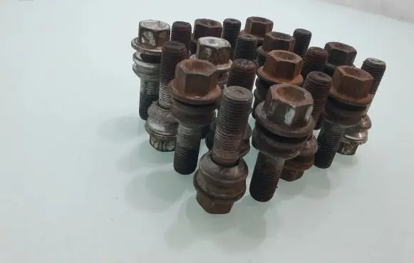 Volkswagen Touareg II Nuts/bolts 
