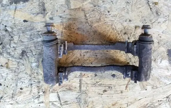 Toyota Avensis T250 Front Brake Caliper Pad/Carrier 