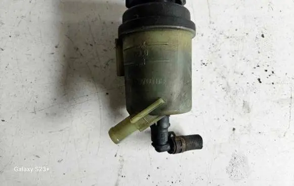 Ford Focus Power steering fluid tank/reservoir 6G913R700DB