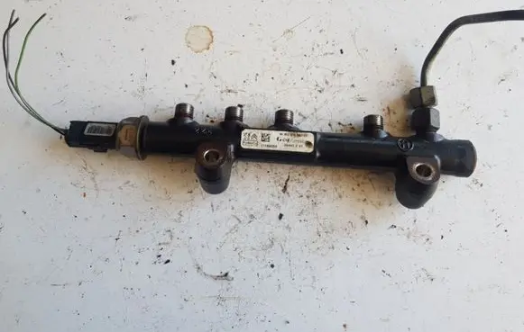 Ford Focus Fuel distributor 28497Z01