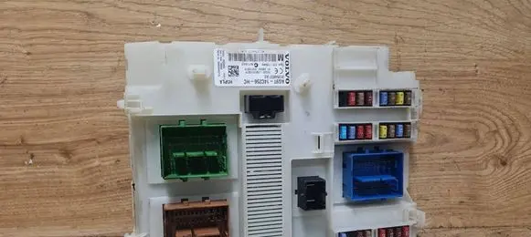 Volvo V70 Fuse module AG9T14C256HC 31254837AC