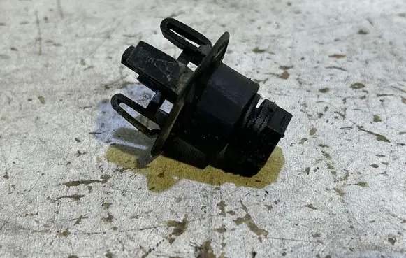 BMW 5 F10 F11 Engine compartment rubber 7183752