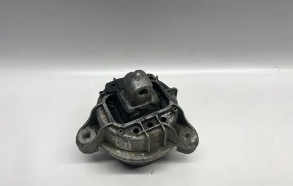 BMW 5 GT F07 Engine mount bracket 6781562 139811
