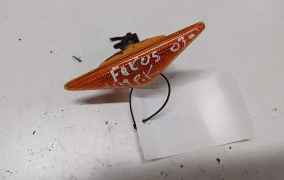 Ford Focus Front fender indicator light