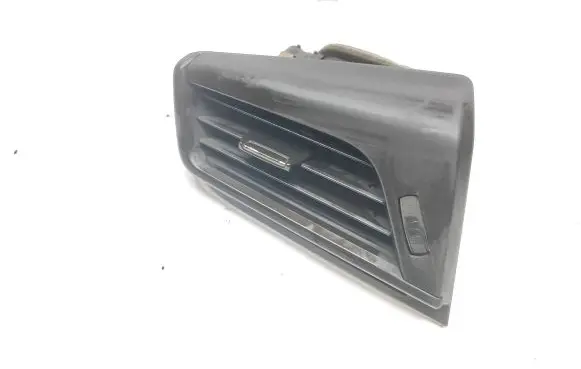 BMW 2 F46 Dash center air vent grill 9262957 17852911 518798