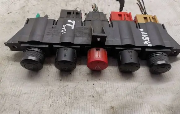 Audi TT Mk1 A set of switches 8N0941567B