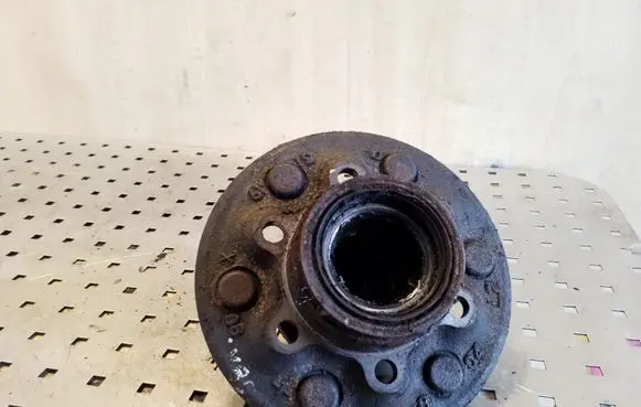 Opel Frontera A Rear wheel hub