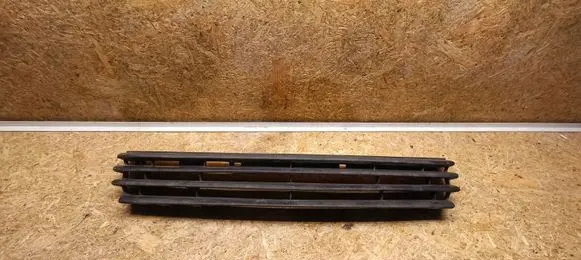 Volkswagen PASSAT B4 Front bumper upper radiator grill FKSG045