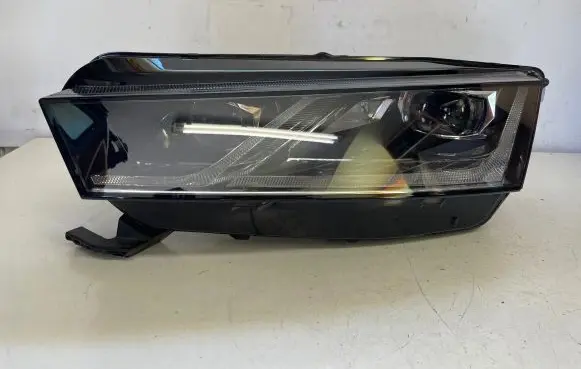 Skoda Octavia Mk4 Headlight/headlamp 5E4941015A 030111823300 LE18A6419
