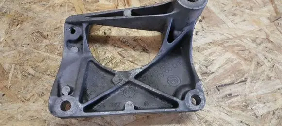 BMW 5 E60 E61 Engine mounting bracket 6761117