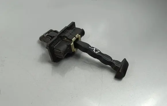 Peugeot 5008 II Rear door check strap stopper